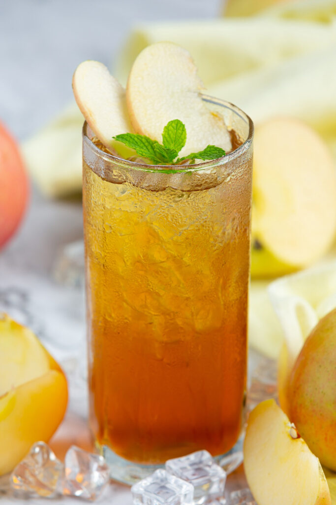 iced apple tea drink with fresh apples